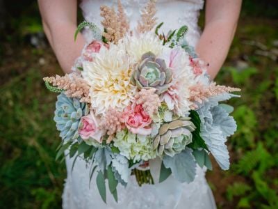 wedding-flowers-in-hands