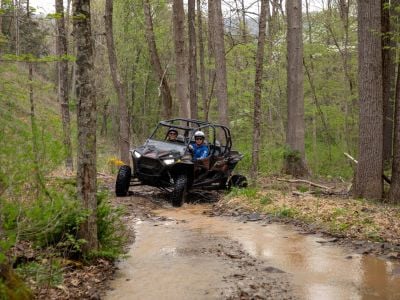 driving-adventure-atv-in-mud