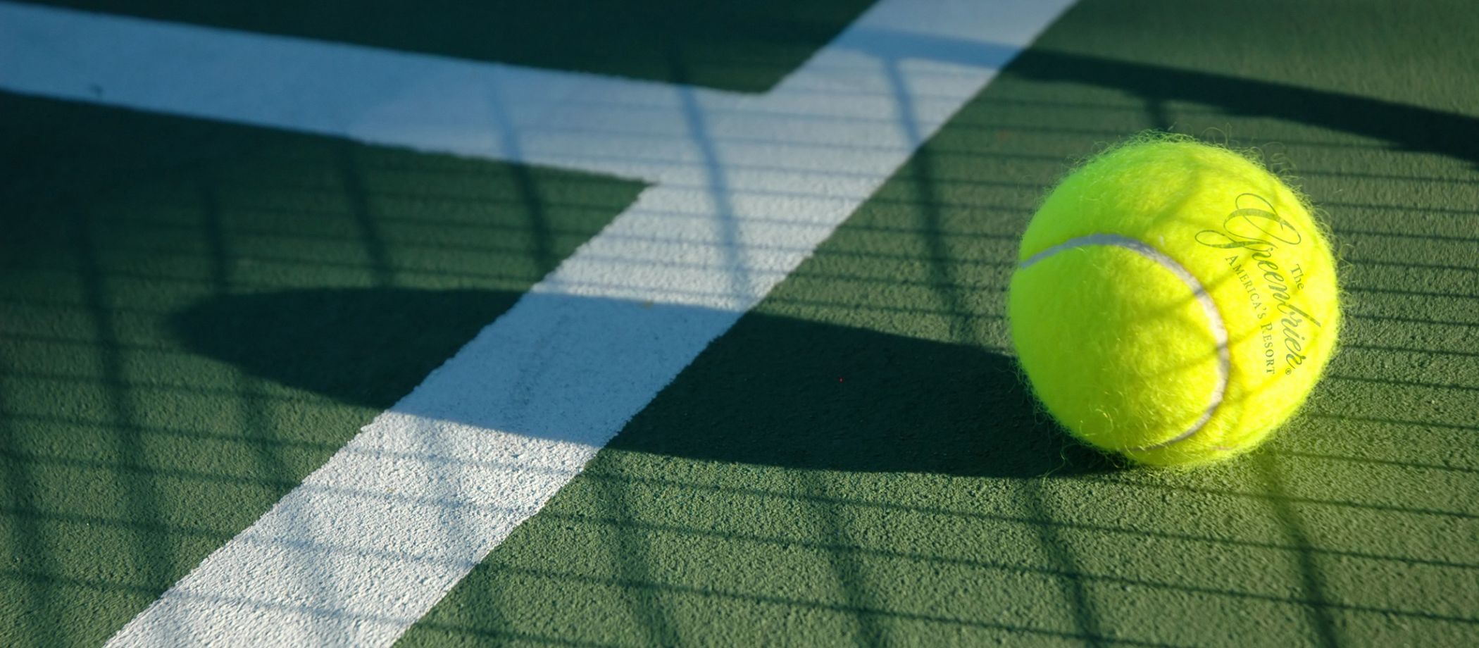 tennis-ball-on-tennis-court