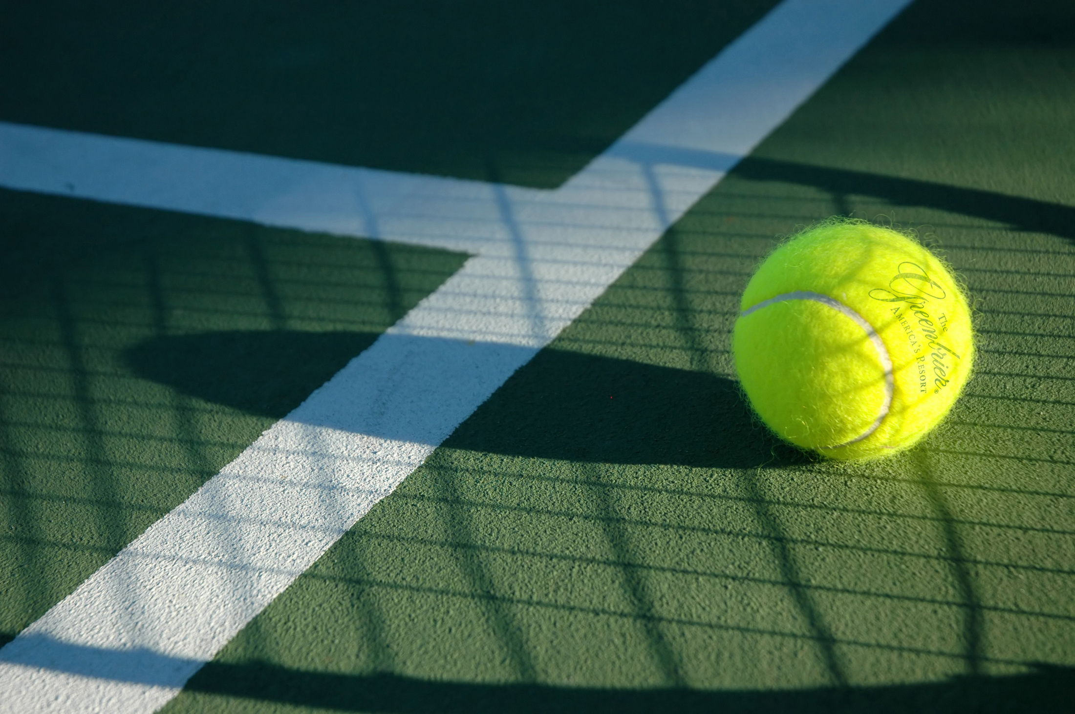 tennis-ball-on-tennis-court