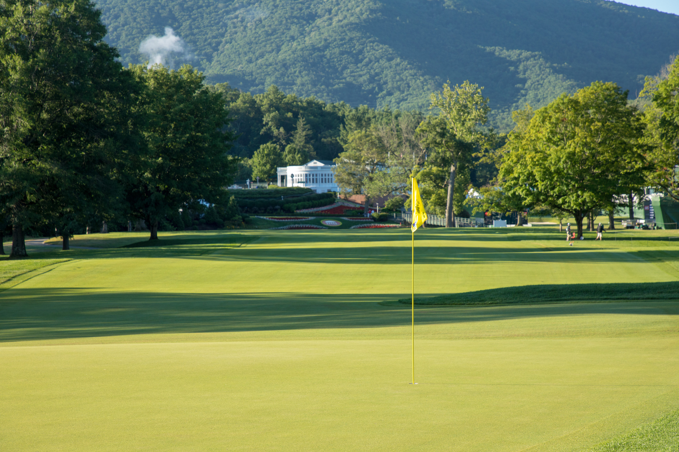 golf-course-with-flag
