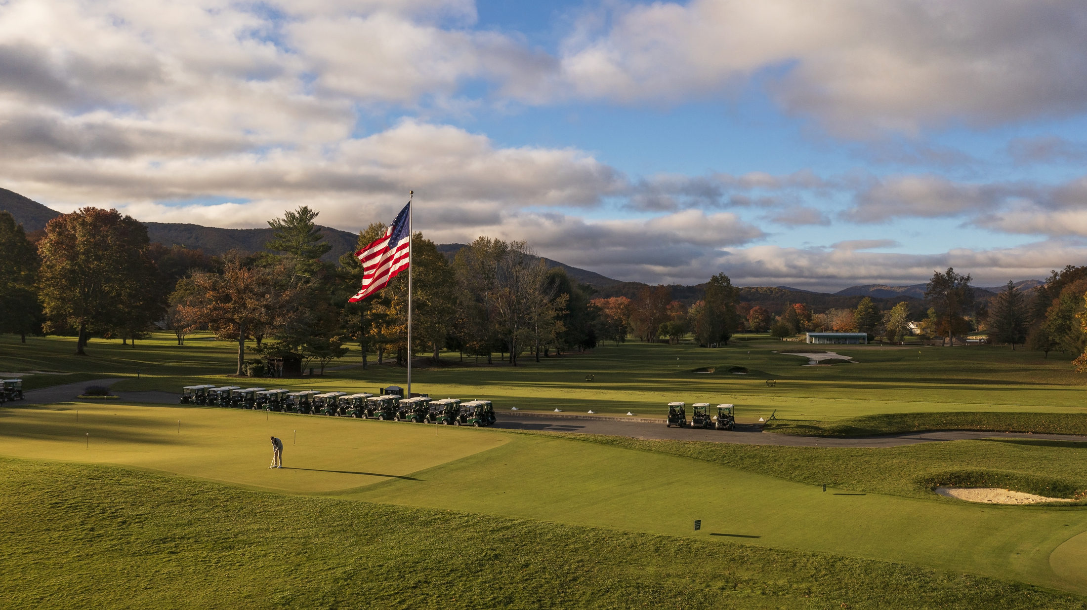 golf-course-with-american-flag