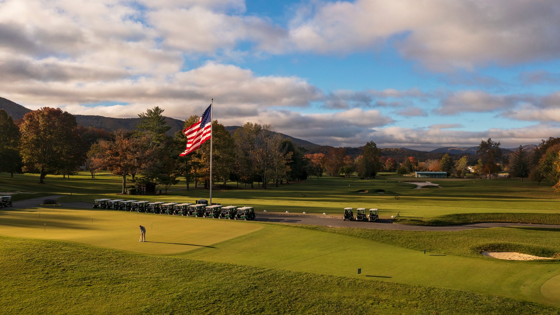 golf-course-with-american-flag