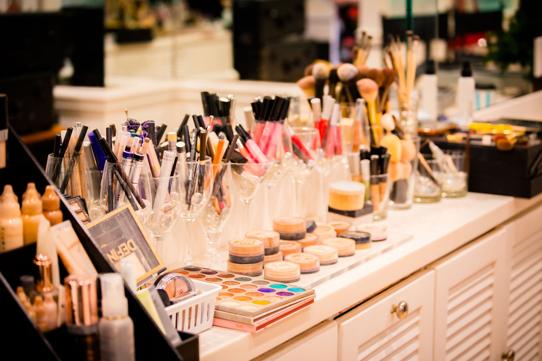 makeup-brushes-on-stand